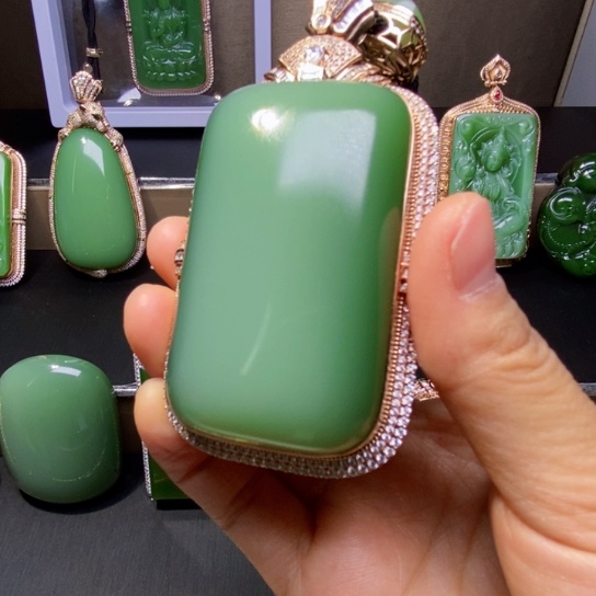 颈饰18K金镶嵌和田玉禅*