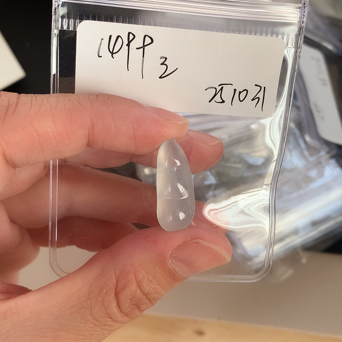 翡翠未镶嵌颈饰豆