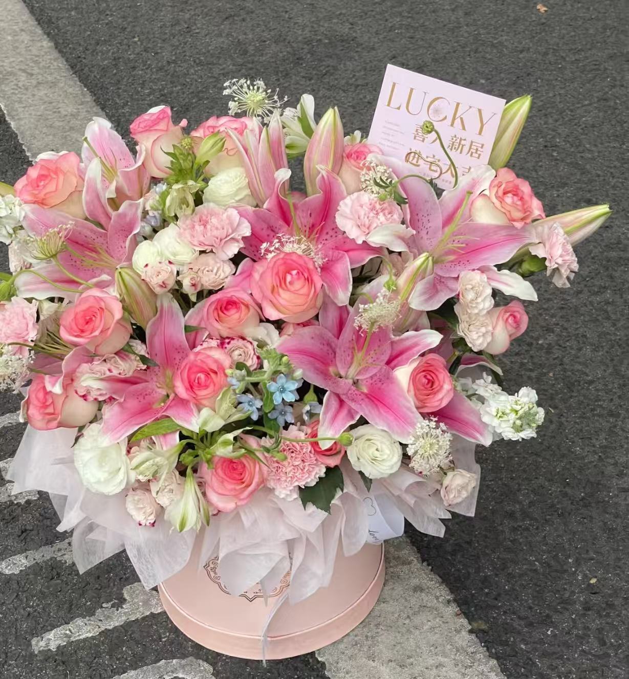 玫瑰百合福利: 艾莎+粉玫瑰+香槟+多头橙色芭比+香水百合+黄莺