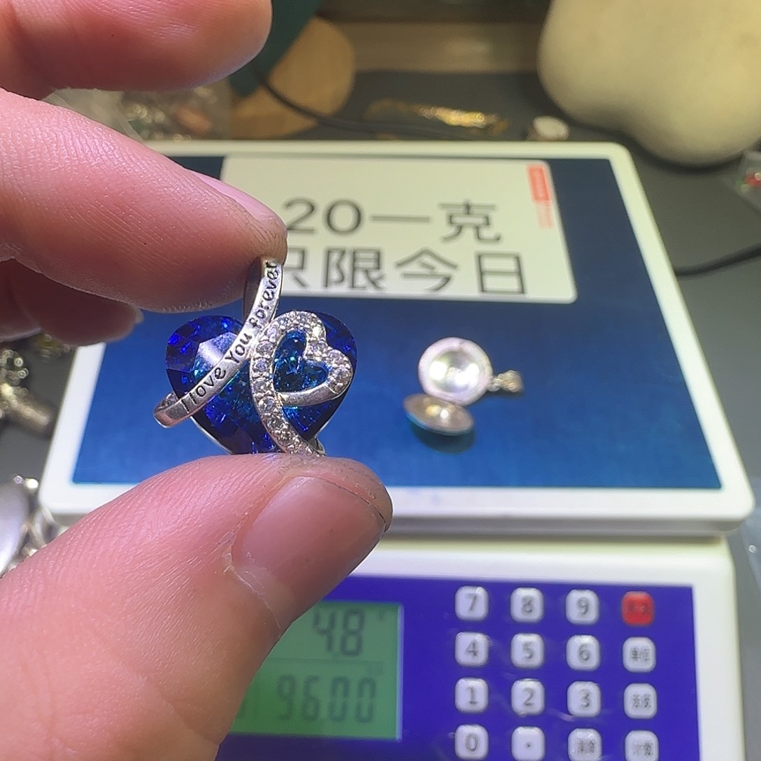 掌***贝大理石纯铜吊坠的设计也是