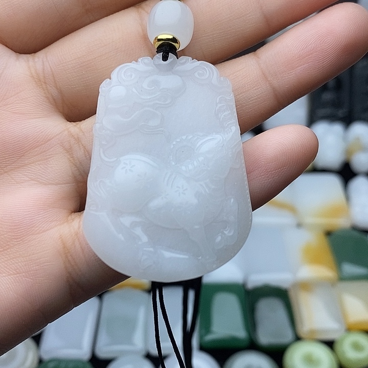 用***李颈饰未镶嵌石英岩玉