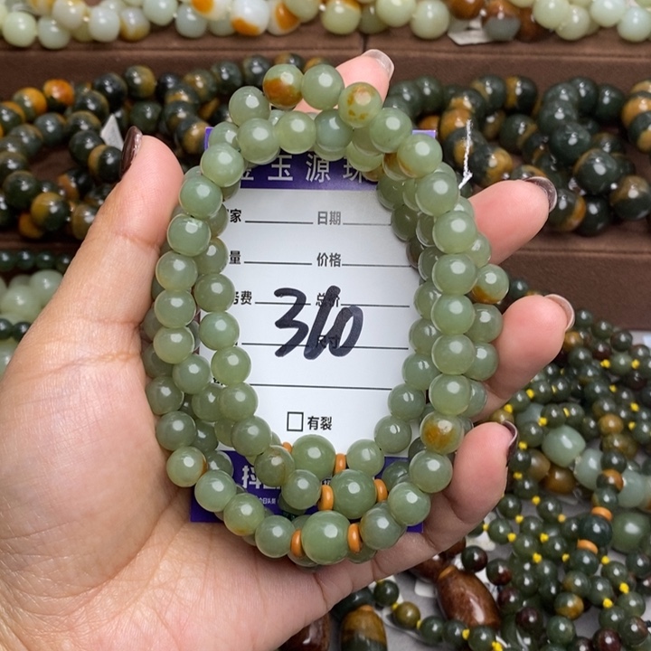 老***侯透闪石质玉未镶嵌颈饰微瑕