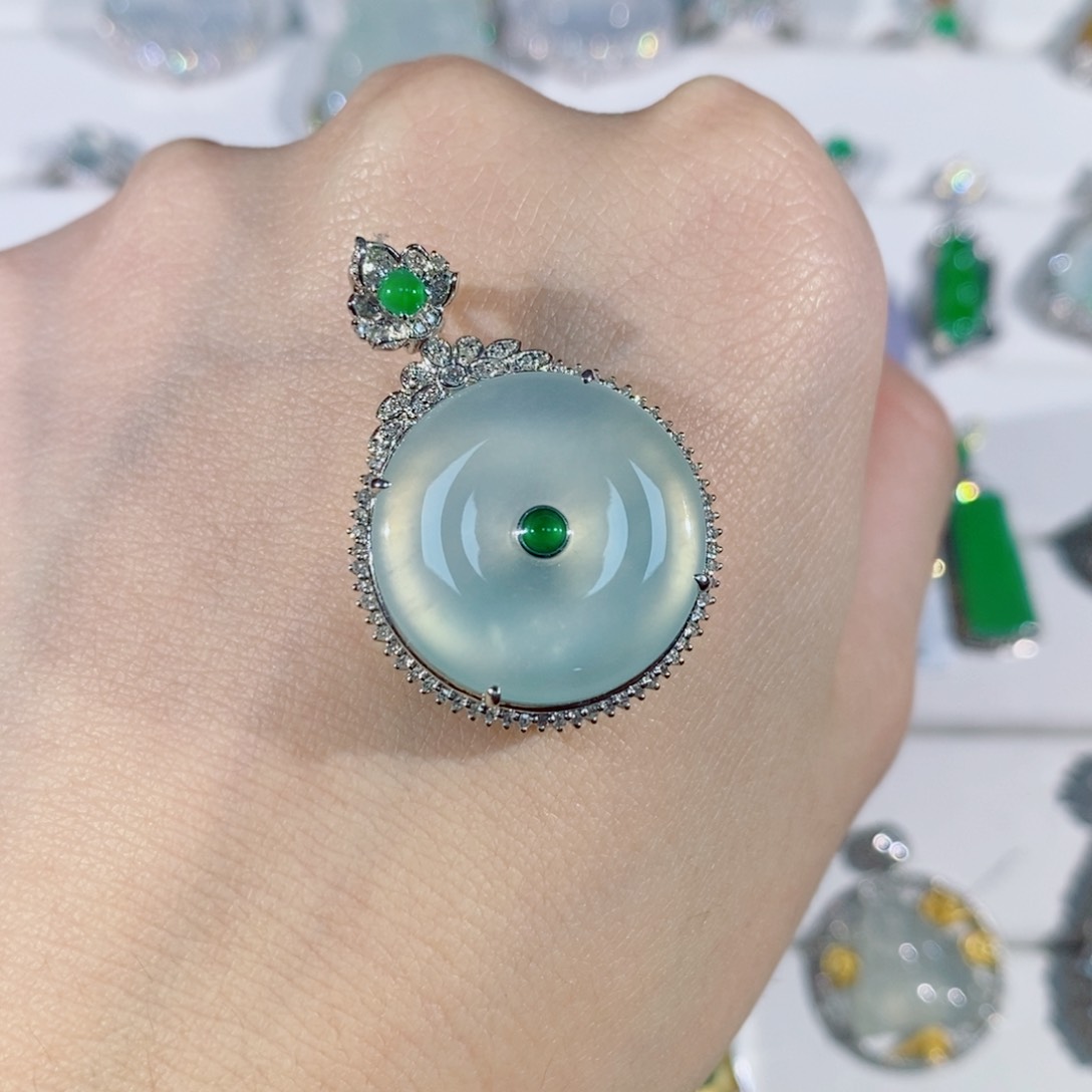 翡翠颈饰18K金镶嵌缅甸翡翠平安扣