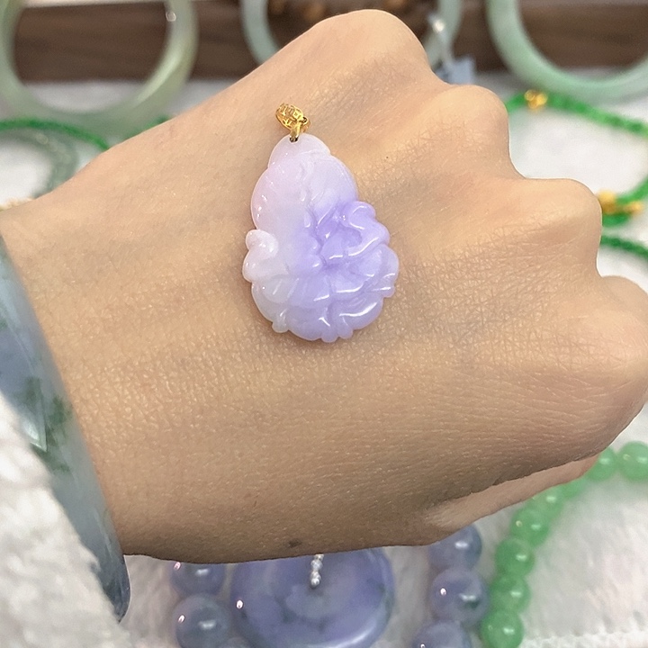 翡翠18K金镶嵌颈饰紫色白菜