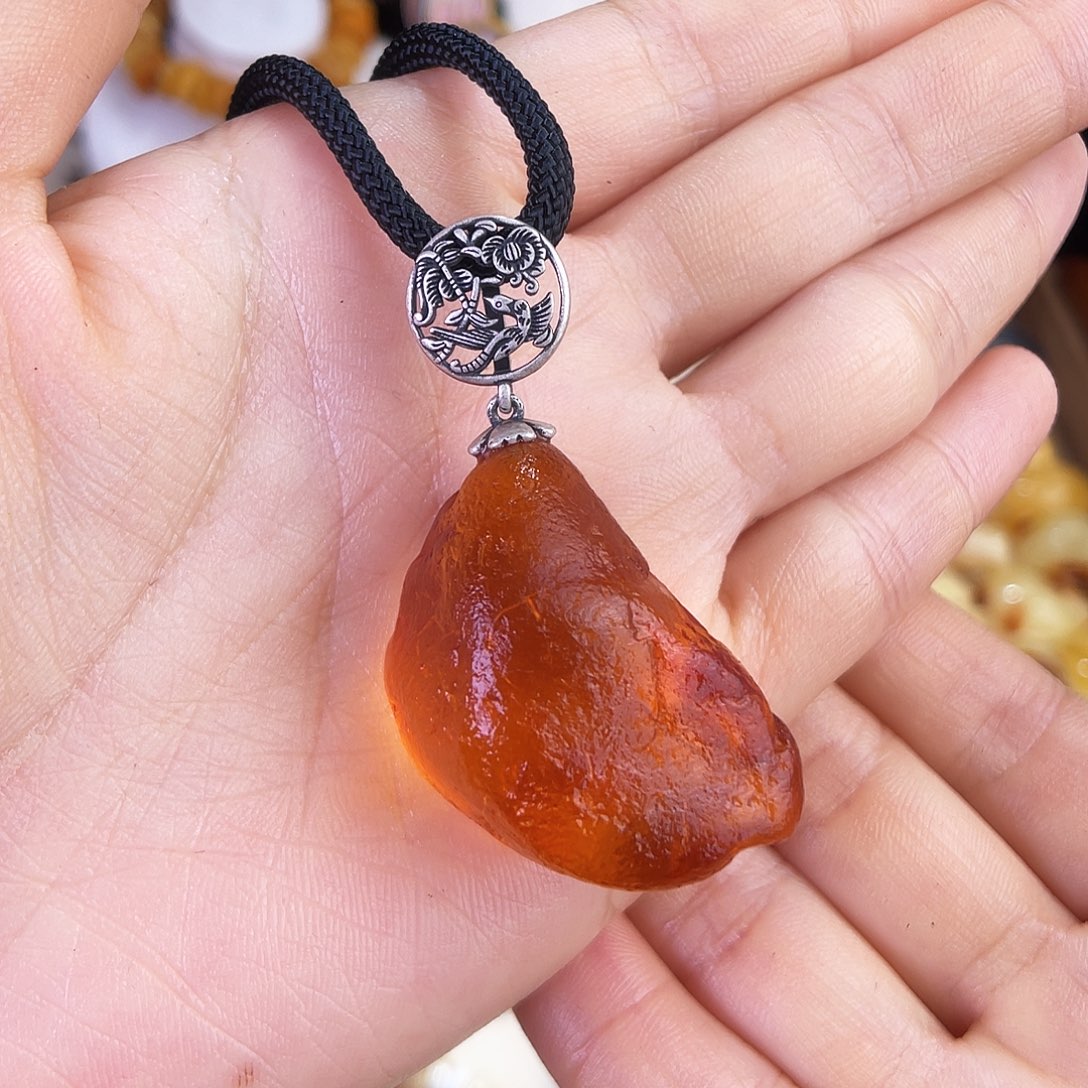 琥珀珠宝奇石未镶嵌。