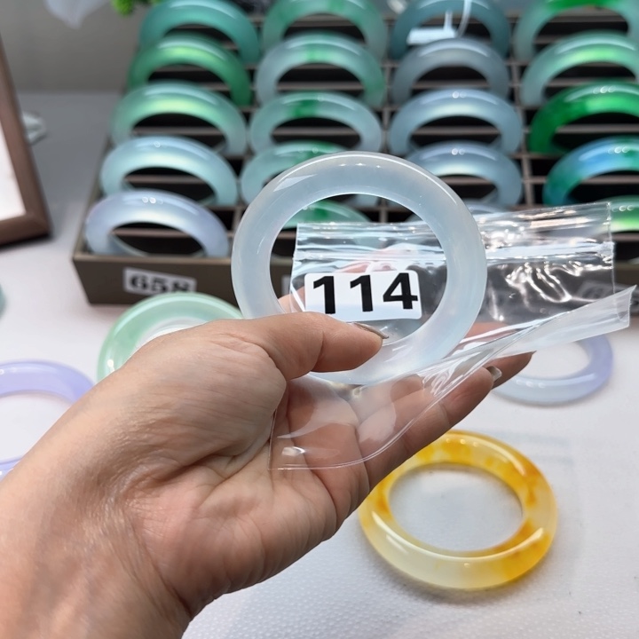 玉1****0时尚飘花手镯114