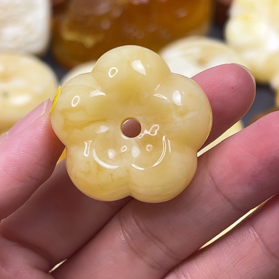 琥珀裸石未镶嵌牡丹花