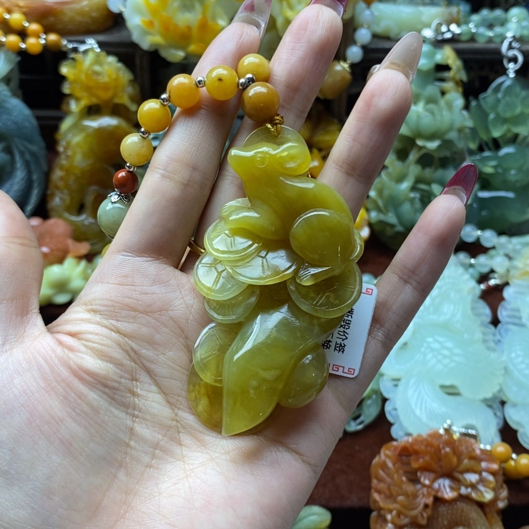 蛇纹石玉颈饰未镶嵌