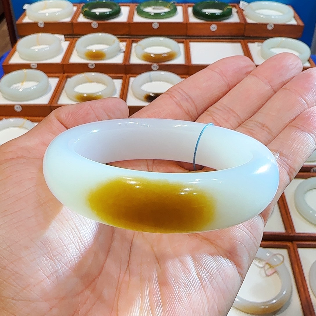 和田玉未镶嵌手镯且末轮胎一口金红糖58 59