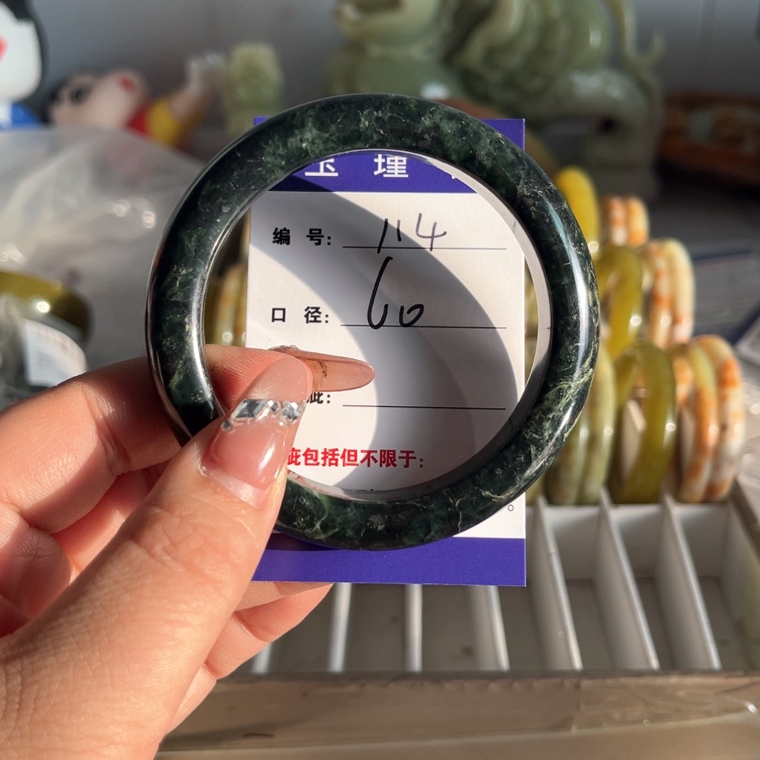 蛇纹石玉手镯未镶嵌