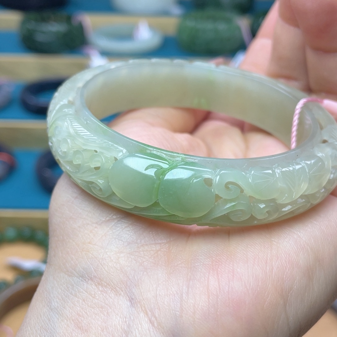 和田玉手镯60+圈口。编号11未镶嵌