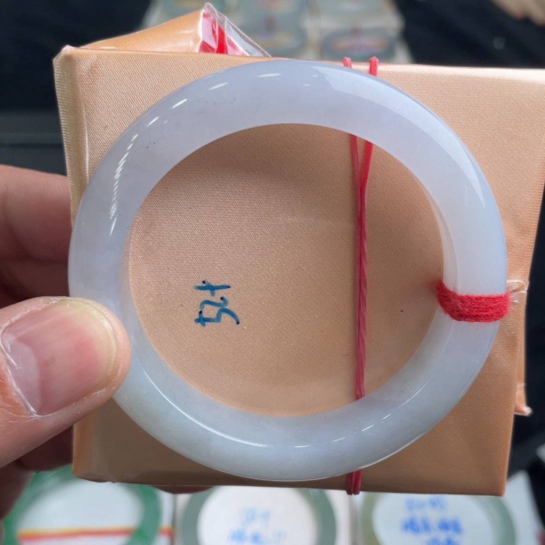 翡翠手镯未镶嵌翡翠手镯