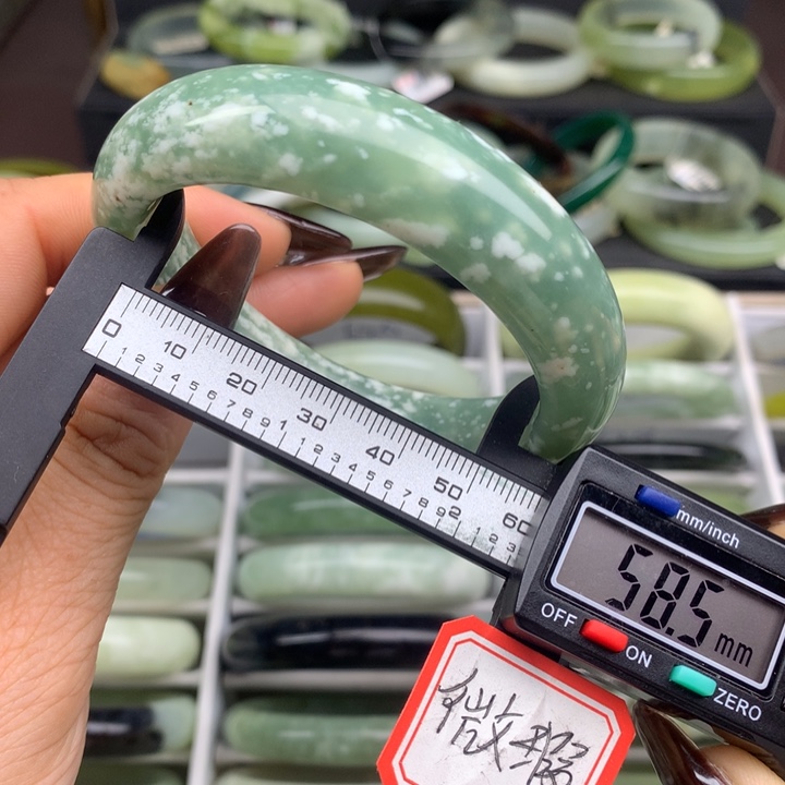 蛇纹石玉未镶嵌手镯608