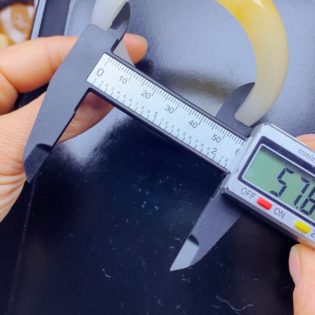 石英质玉未镶嵌颈饰