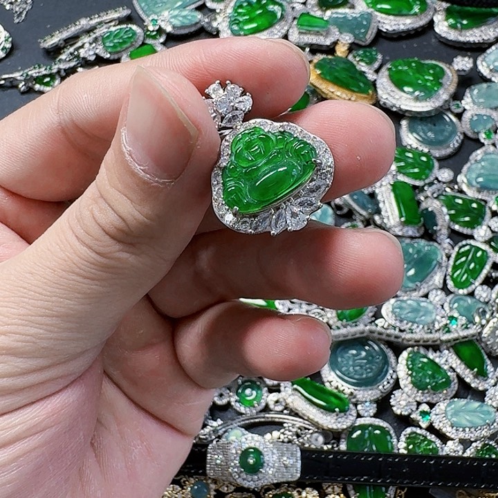 翡翠颈饰未镶嵌天然A货翡翠放漏