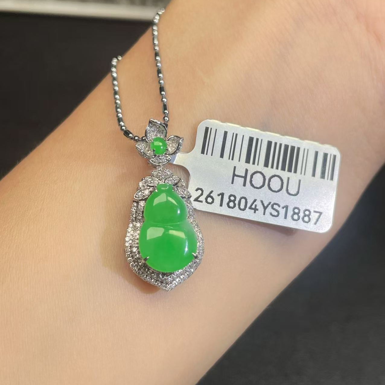 18k金镶嵌缅甸A货翡翠(不含链)