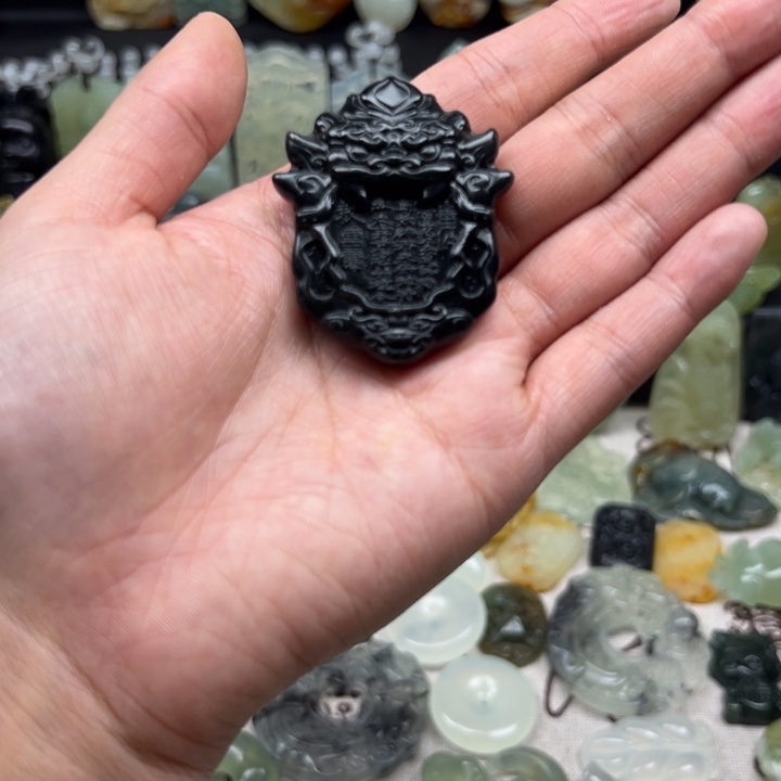 蛇纹石玉颈饰未镶嵌