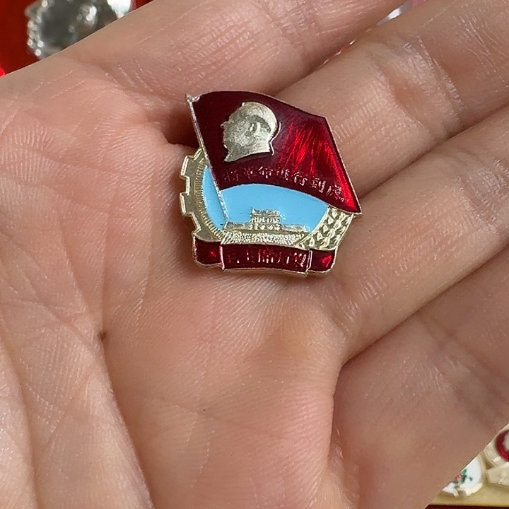 圣***城铝合金双层款旗子造型小彩章一枚