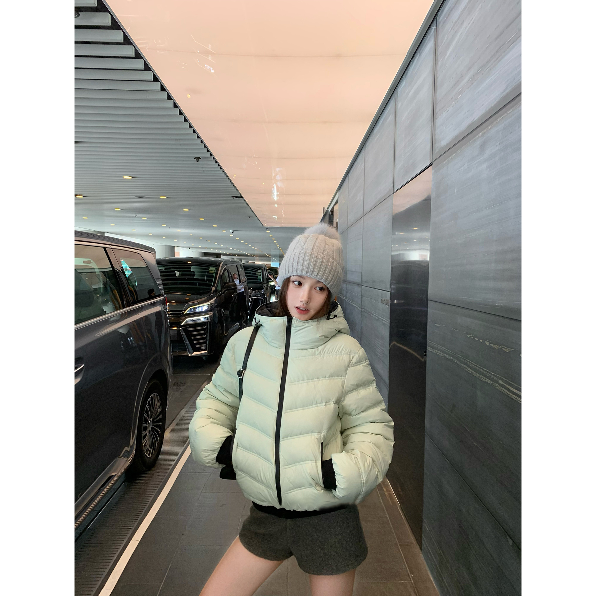 绿色连帽轻薄排骨棉服女2025新款秋冬季轻便百搭加厚棉袄棉服外套