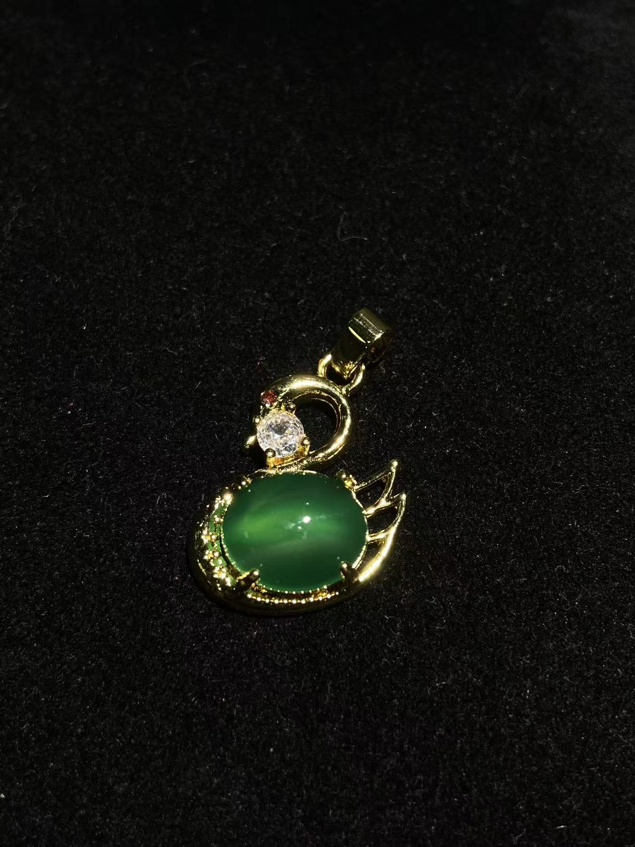 天然玉石-高端大气-时尚 绿玉吊坠（配链子）YS268