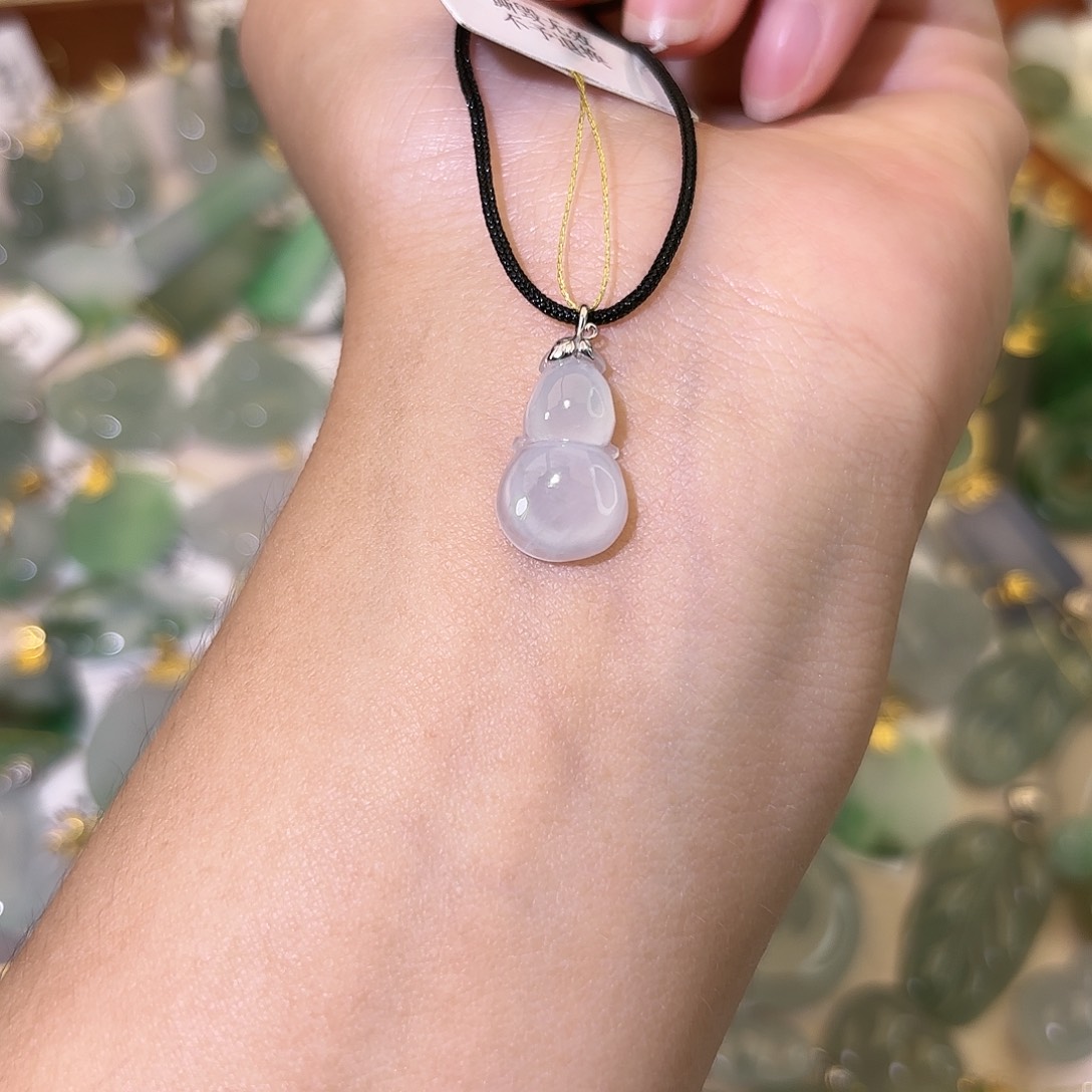 柠***萌翡翠18K金镶嵌颈饰葫芦