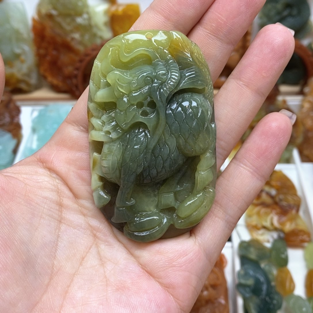 蛇纹石玉颈饰未镶嵌