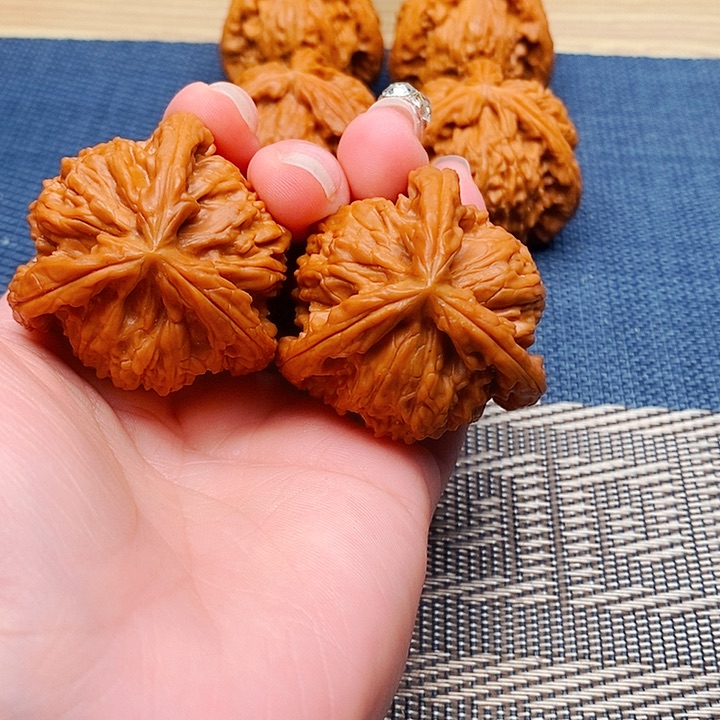 刘***爸吊坠文玩核桃三棱