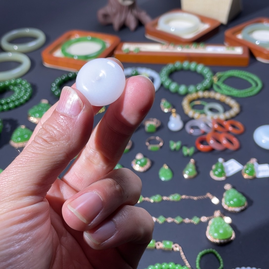 石英质玉颈饰未镶嵌