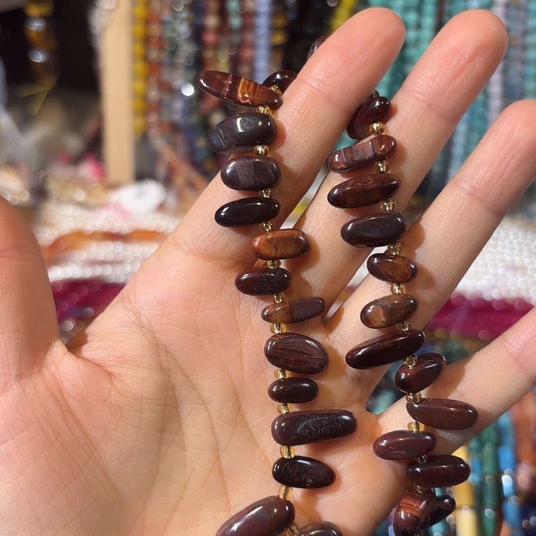 玛瑙/玉髓未镶嵌珠宝半成品红虎眼长牙一条