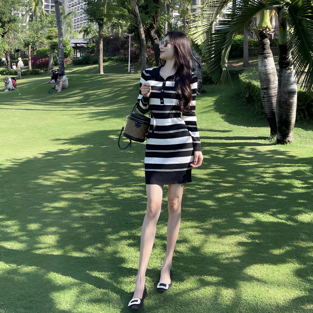 黑白拼接撞色条纹收腰修身针织连衣裙秋冬长袖显瘦气质时尚名媛