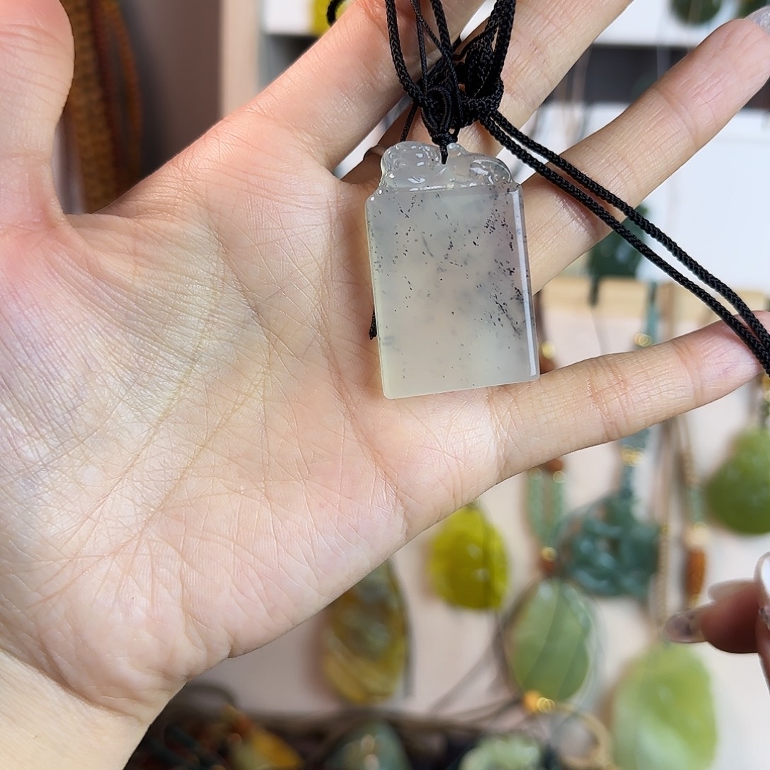 紫****蛇纹石玉未镶嵌颈饰