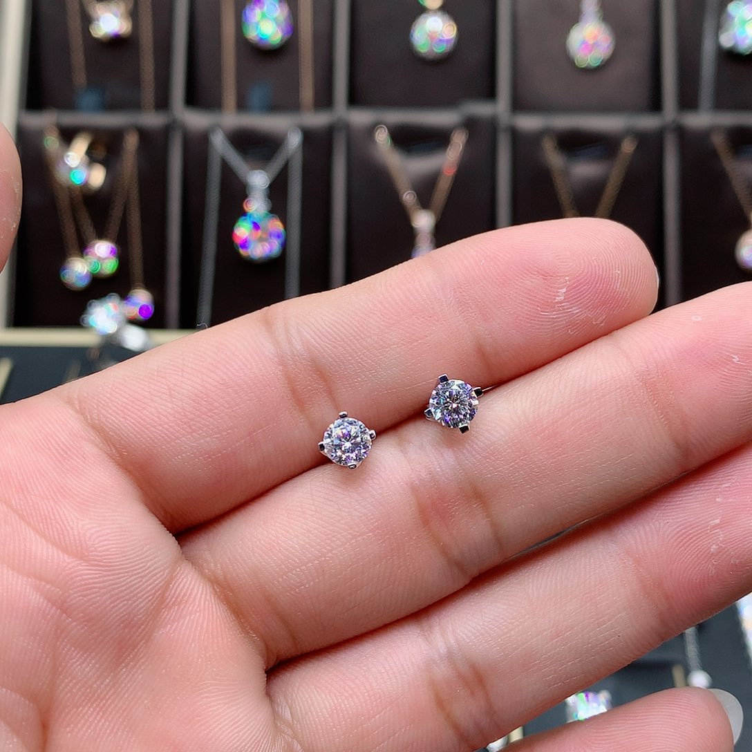 合成碳硅石（莫桑石）耳饰18K金镶嵌了*