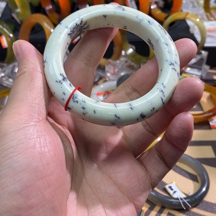 透闪石-蛇纹石玉未镶嵌手镯