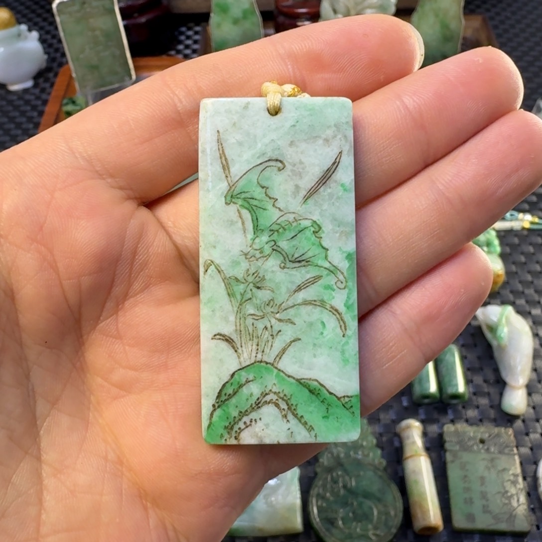 翡翠颈饰未镶嵌翡翠颈饰未镶嵌..