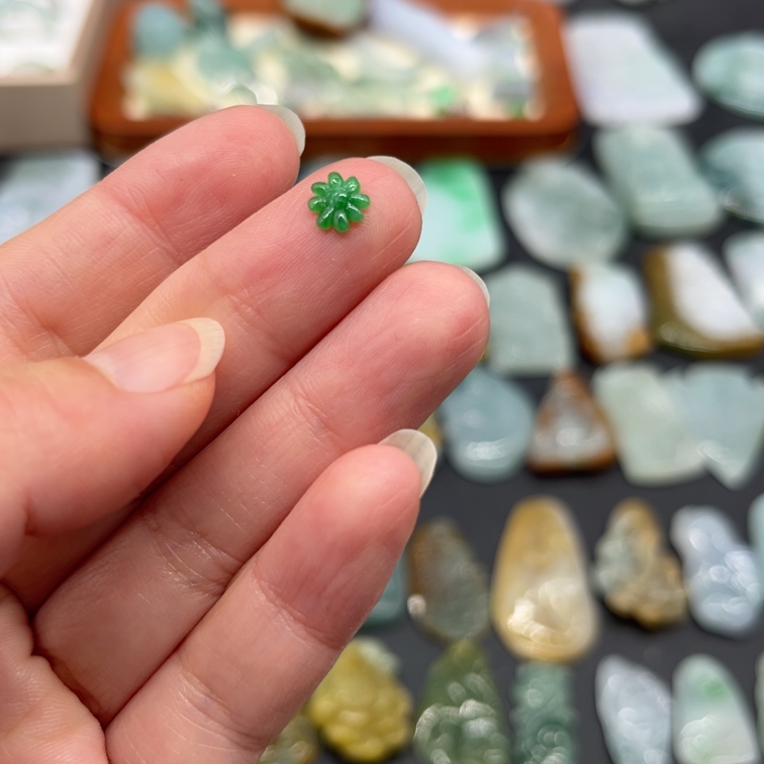 天***x翡翠未镶嵌颈饰小花