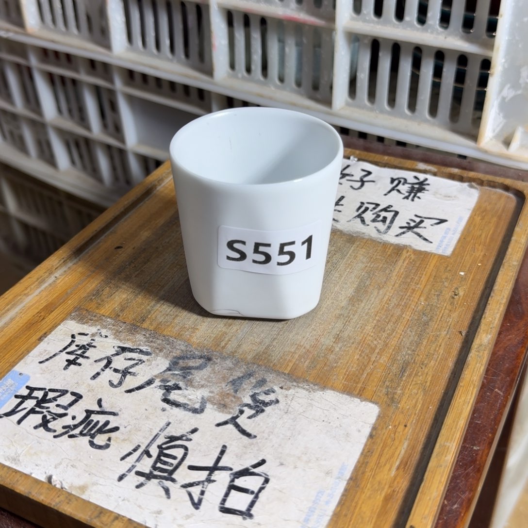 微瑕疵介意勿拍陶瓷器皿S283