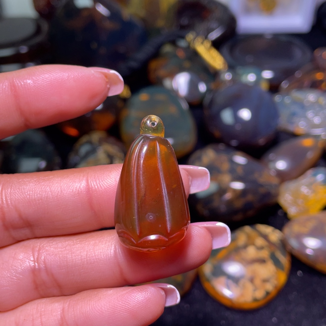 琥珀裸石未镶嵌！