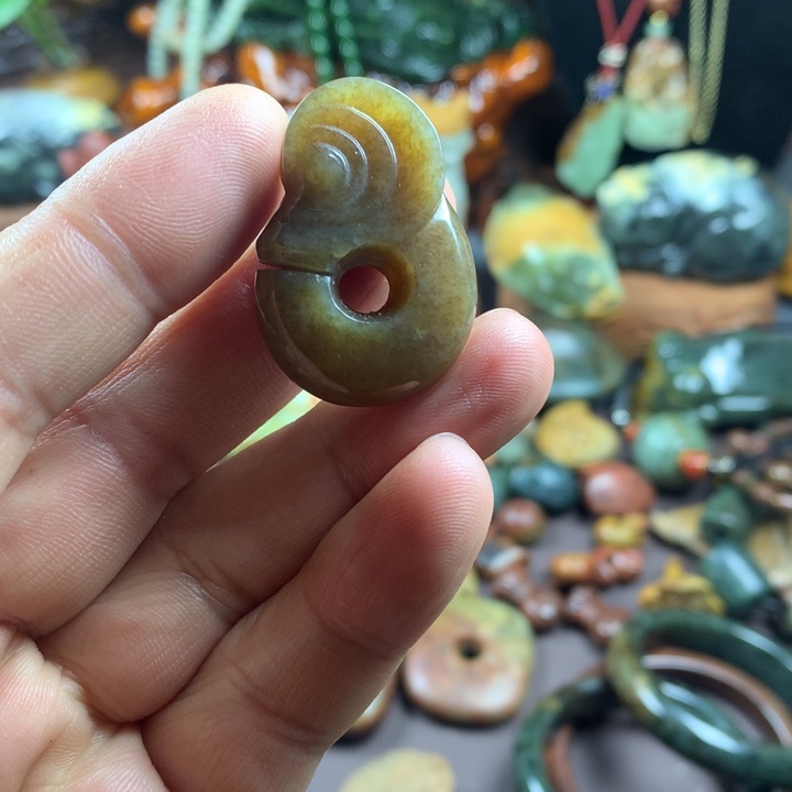 透闪石质玉吊坠未镶嵌