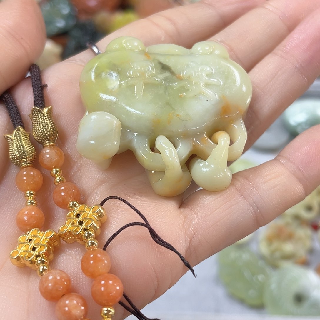 蛇纹石玉颈饰未镶嵌云****姐