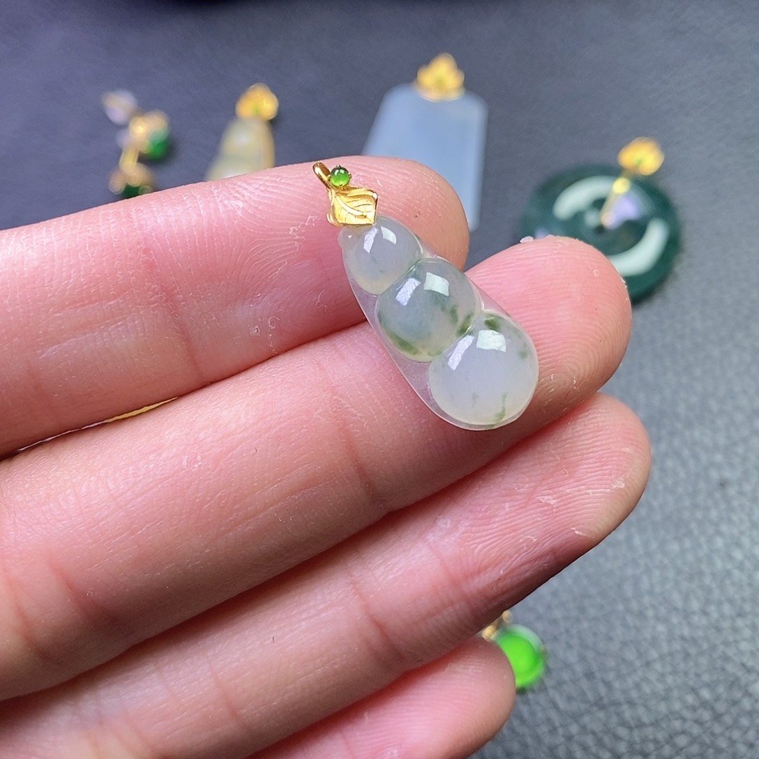 颈饰18K金镶嵌翡翠