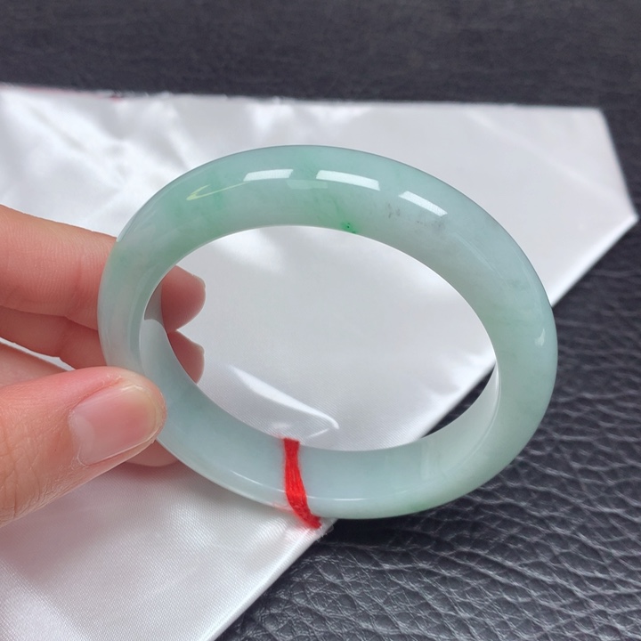 翡翠手镯未镶嵌。