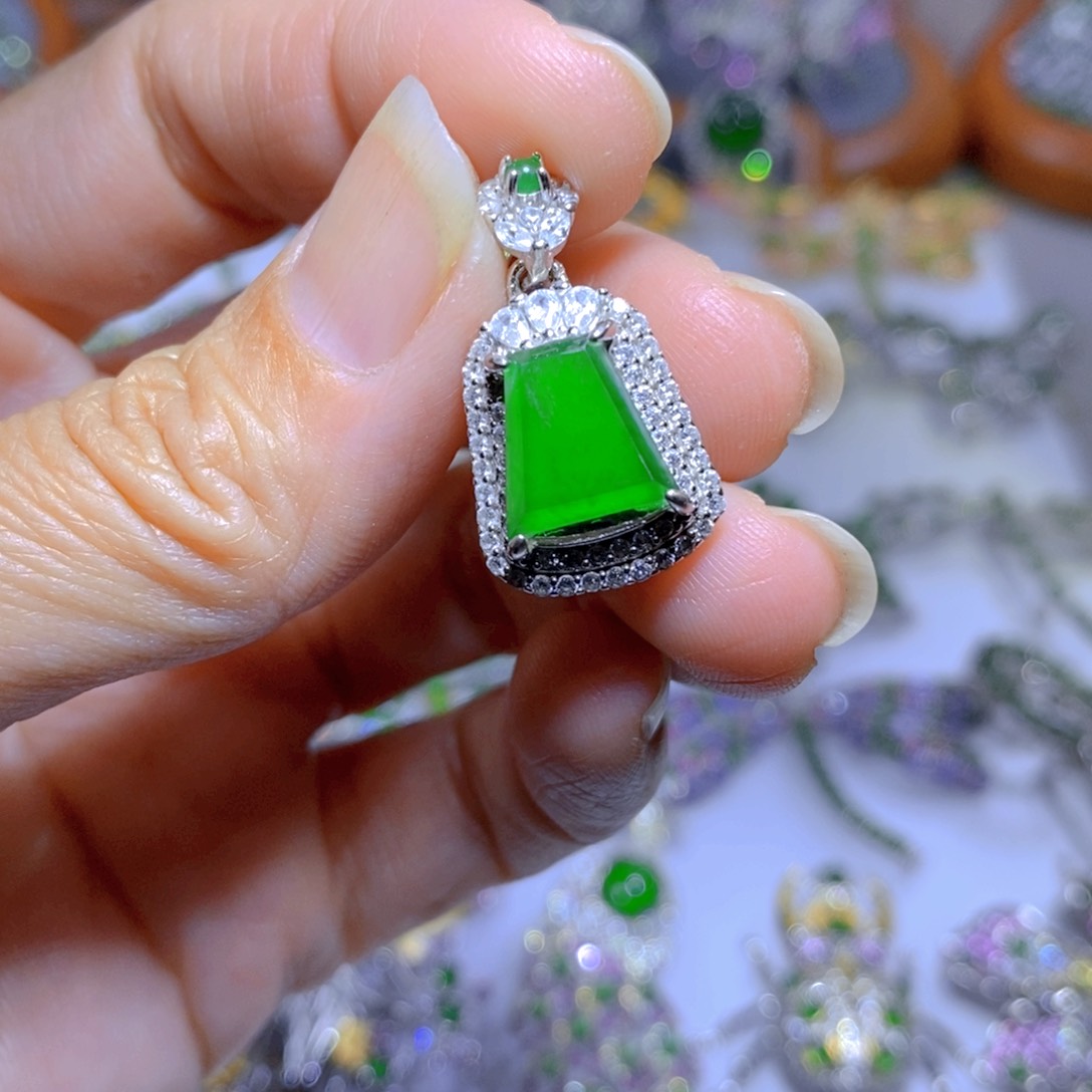 翡翠颈饰银S925镶嵌天然翡翠