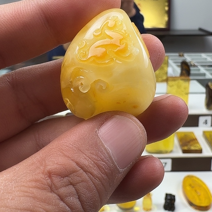 琥珀未镶嵌颈饰瑞兽