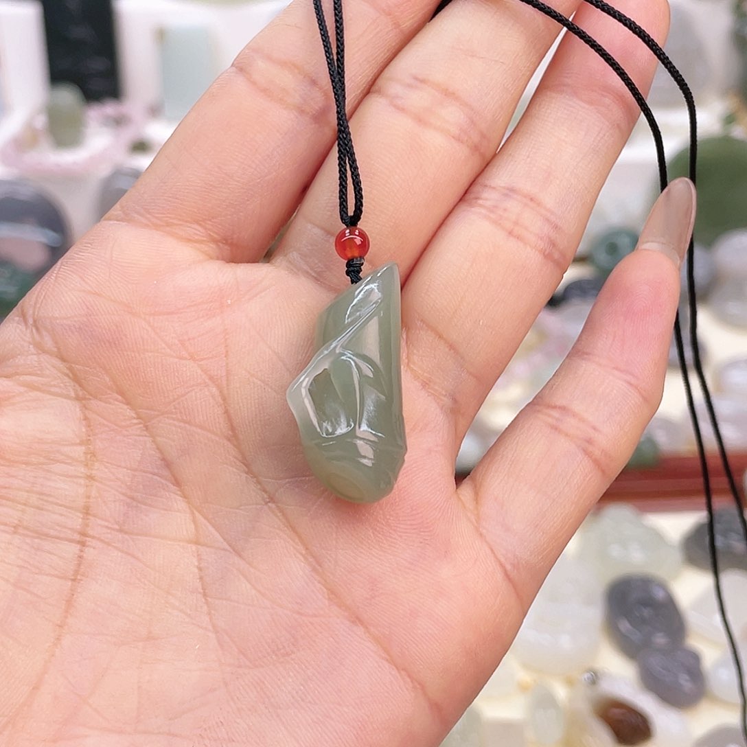 【闪购商品】和田玉吊坠(赠链)未镶嵌竹*