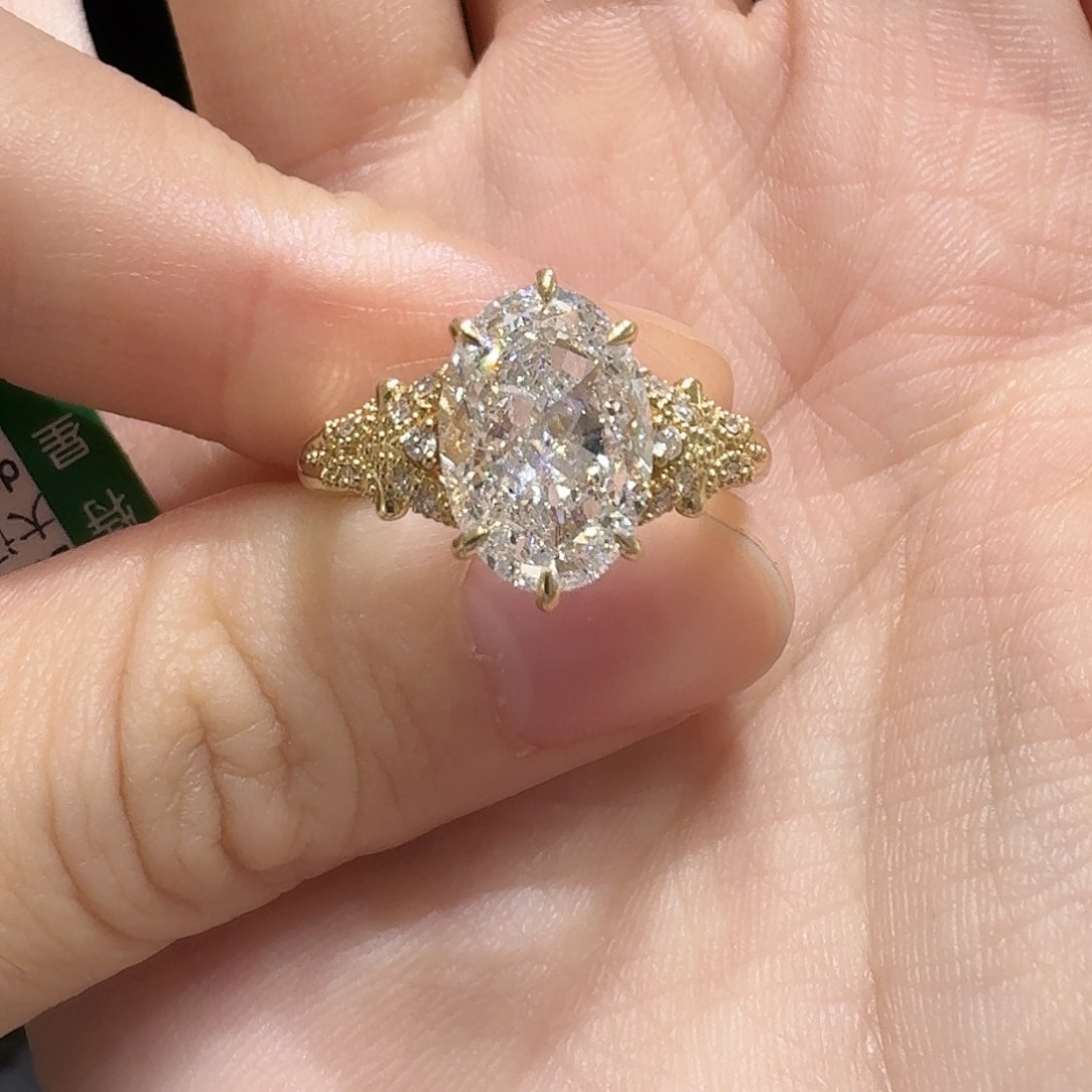 山****18K金镶嵌实验室培育钻石豪镶椭圆k黄3.3克拉13圈igi