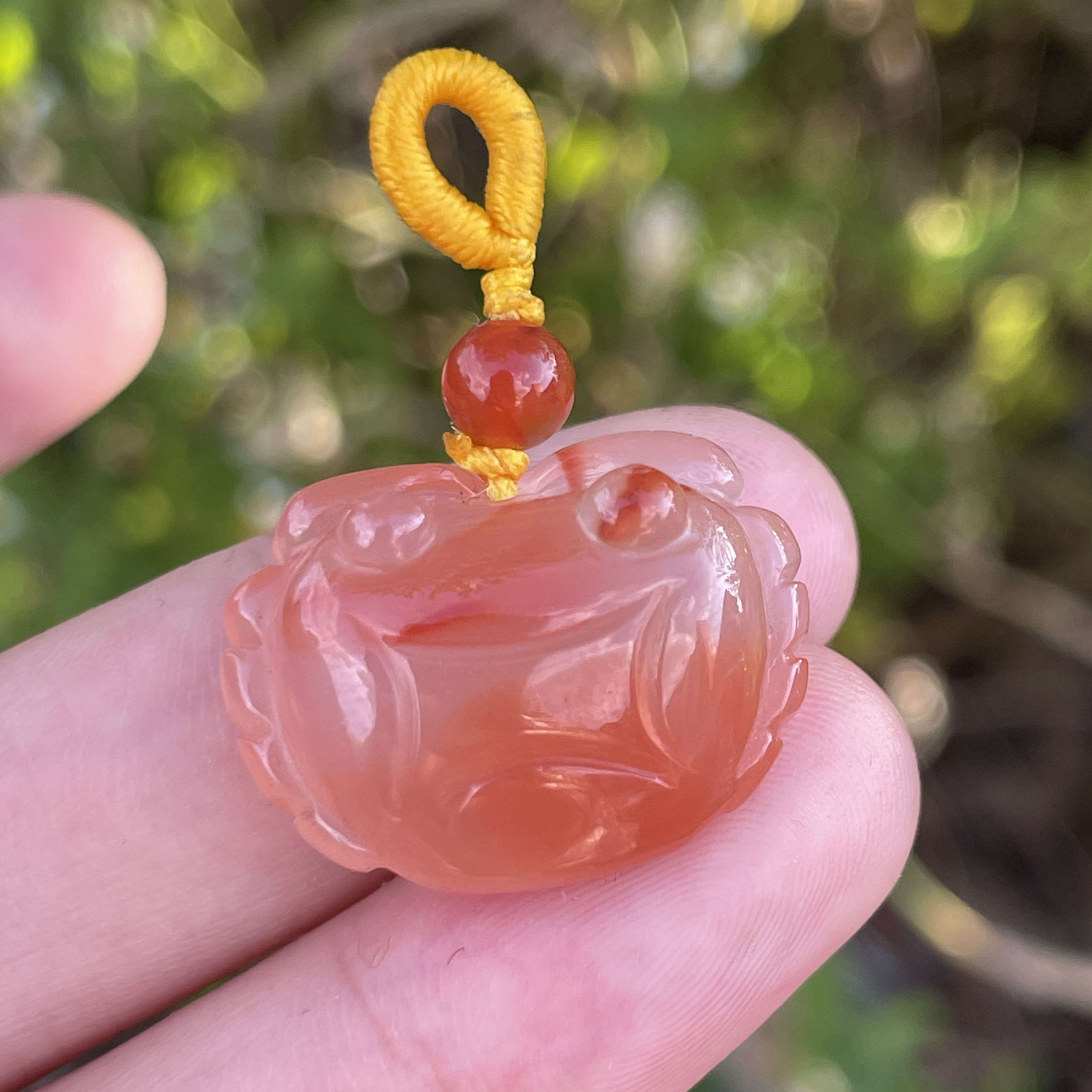 精品南红配饰螃蟹，尺寸23x18x10mm，特色冰飘