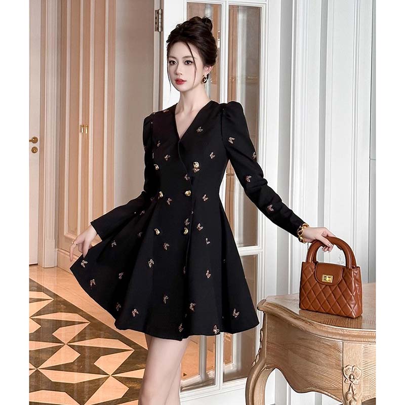 女春秋2025新款小众不撞款V领长袖收腰连衣裙D3746