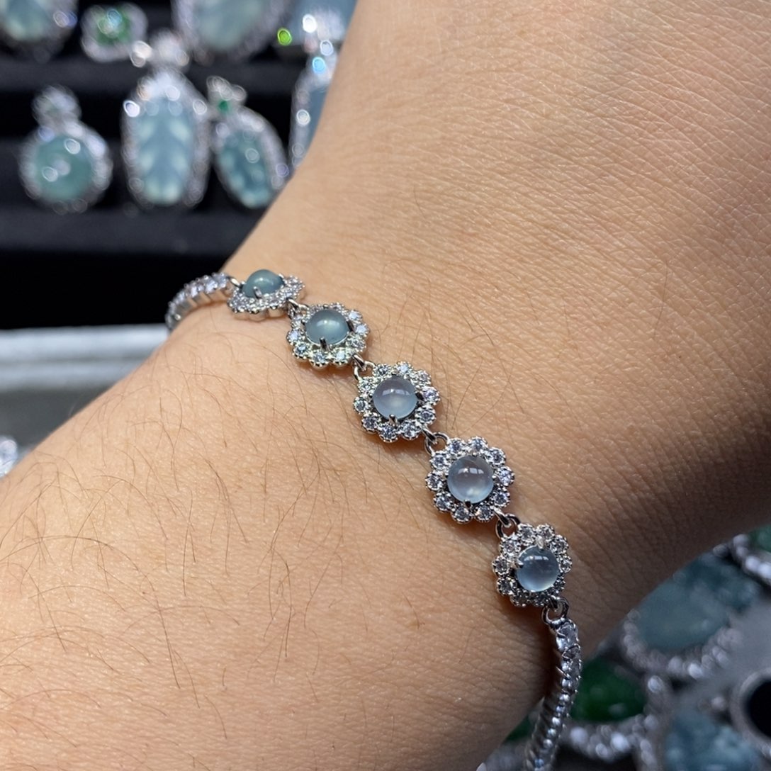 翡翠颈饰未镶嵌翡翠