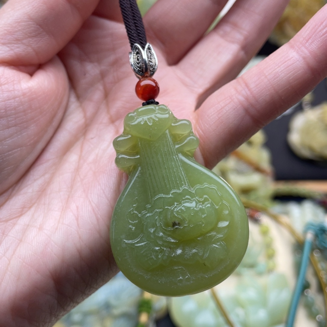 蛇纹石玉颈饰未镶嵌