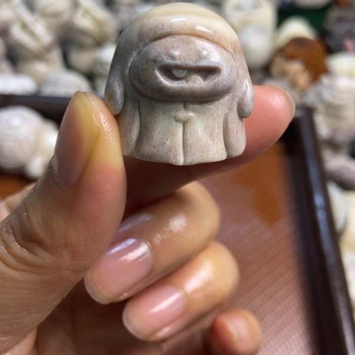 配饰鹿角雕刻一个出